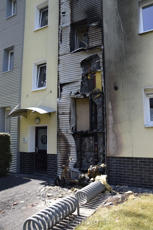 Rollerbrand dann Feuer 1 Fassadenbrand Koeln Gremberg Kroppergasse P09.JPG - Miklos Laubert